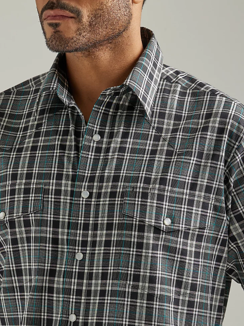 Wrangler Clothing Black Knight (112326367) Men Wrinkle Resist Short Sleeve Western Snap Plaid Shirt 8V2H445