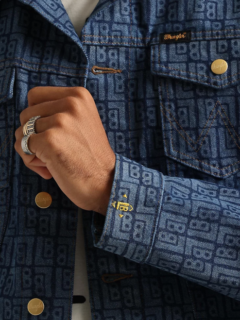 Wrangler Clothing Dark Wash (10MTJDWDW) Men Classic Denim Trucker Jacket 8V2H611