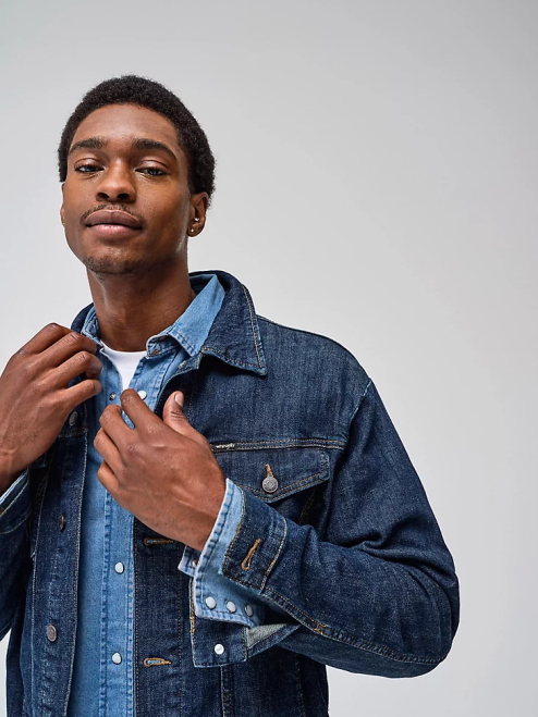 Wrangler Clothing Dark Wash (10MTJDWDW) Men Classic Denim Trucker Jacket 8V2H611