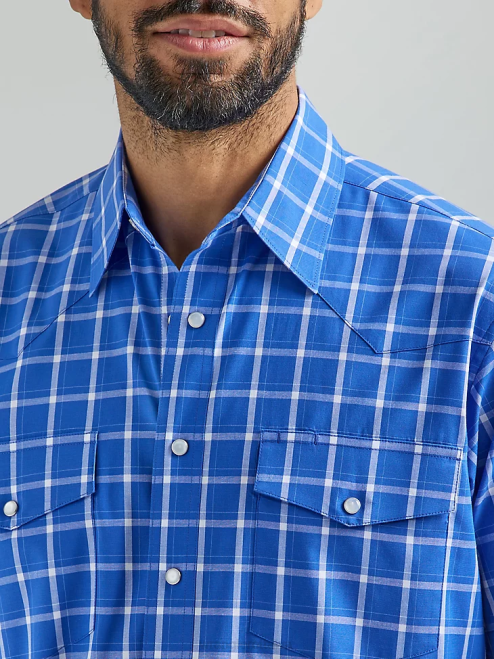 Wrangler Clothing Royal Blue (112324664) Men Wrinkle Resist Short Sleeve Western Snap Plaid Shirt 8V2H444