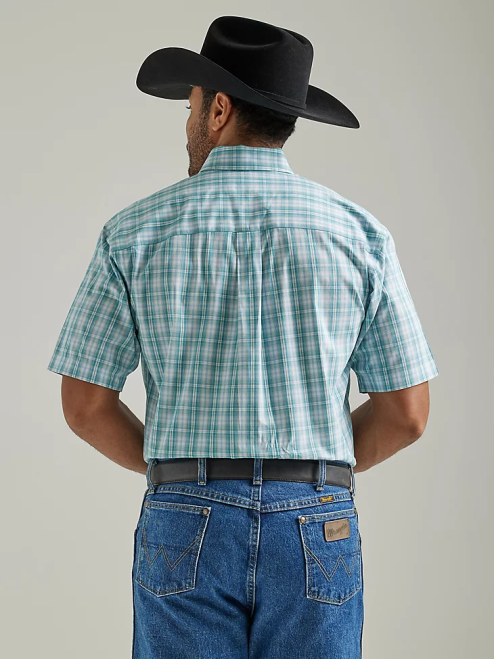 Wrangler Clothing True Aqua Plaid (112327822) Men George Strait Short Sleeve 2 Pocket Button Down Plaid Shirt 8V2H335